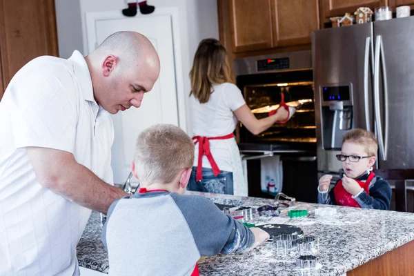 Familia Hornear en la cocina —  Fotos de Stock