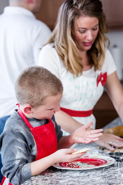 Mother and her son Making cookies — Stock Photo, Image