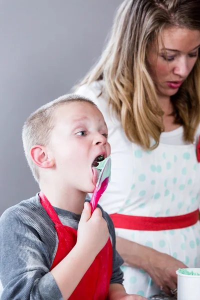 Mutter und ihr Sohn backen Kekse — Stockfoto