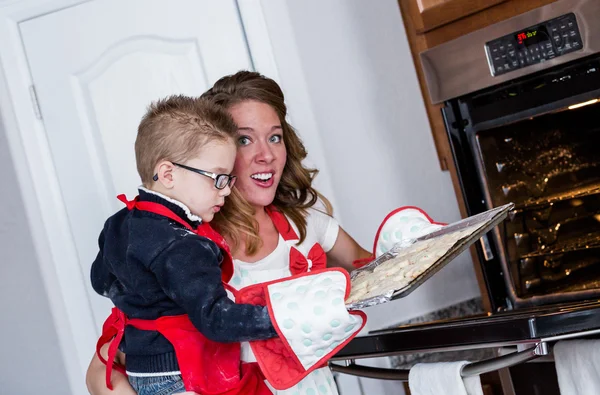 Mãe e seu filho fazendo biscoitos — Fotografia de Stock