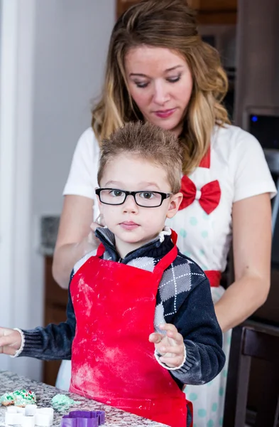 Mutter und ihr Sohn backen Kekse — Stockfoto