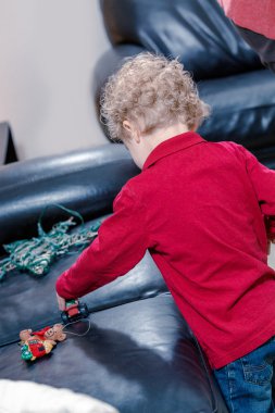 Noel zamanı oyuncaklara olan küçük çocuk