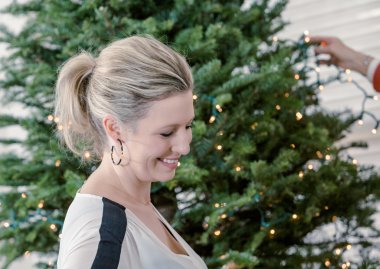 Noel ağacını süsleyen güzel kadın.