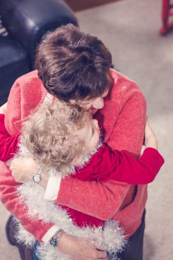 Büyükanne ve torunu Noel ağacı süsleme
