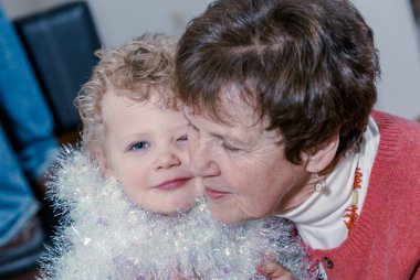 Büyükanne ve torunu Noel ağacı süsleme