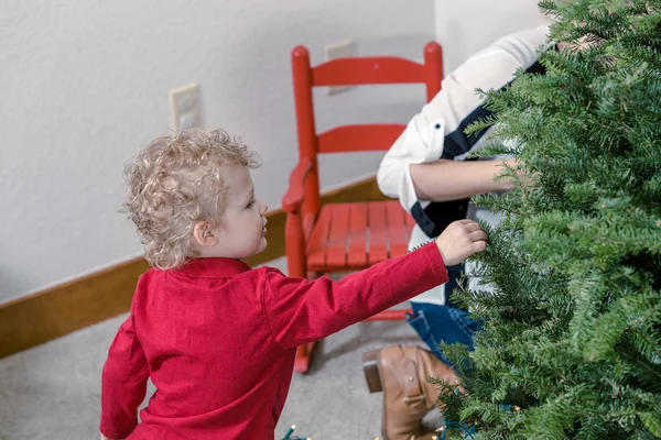 クリスマスツリーを飾る母と息子 — ストック写真