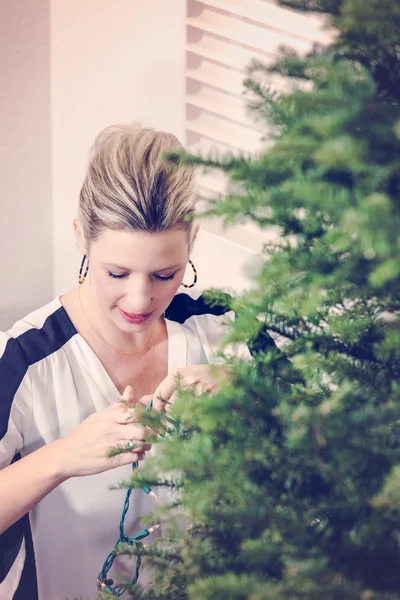 Noel ağacını süsleyen güzel kadın.