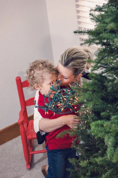 Mãe e filho decoração árvore de Natal — Fotografia de Stock