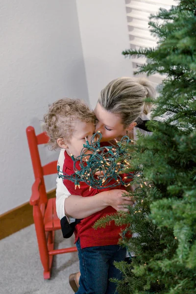 Mère et fils décorant l'arbre de Noël — Photo