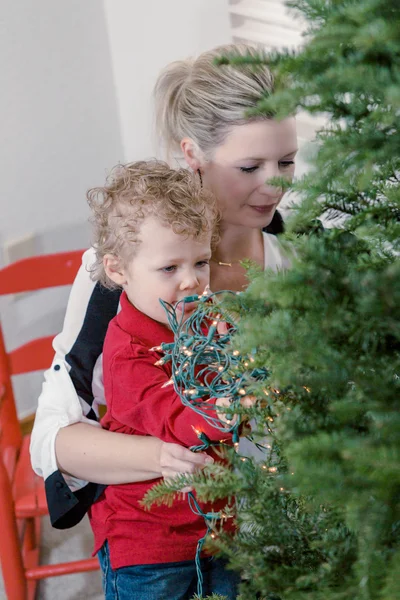 Anne ve oğul Noel ağacı süslüyorlar. — Stok fotoğraf