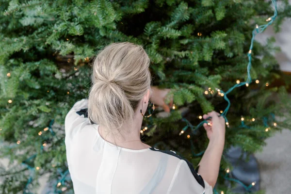 Mulher bonita decoração árvore de Natal — Fotografia de Stock