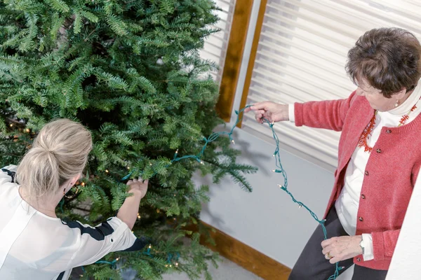 Famiglia decorazione albero di Natale — Foto Stock