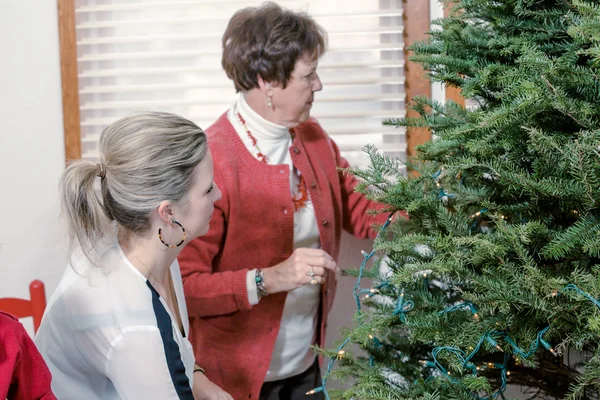 Rodinné zdobení vánoční stromeček — Stock fotografie