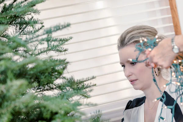 Noel ağacını süsleyen güzel kadın.