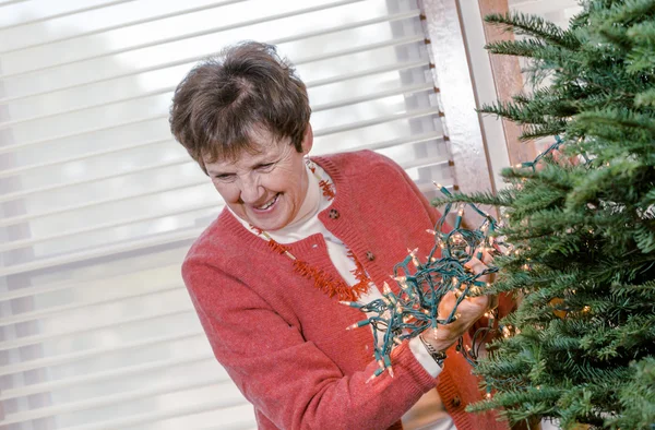 Babička zdobení vánoční strom — Stock fotografie