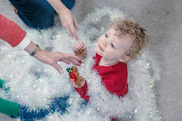 Mor och son dekorerar julgran — Stockfoto