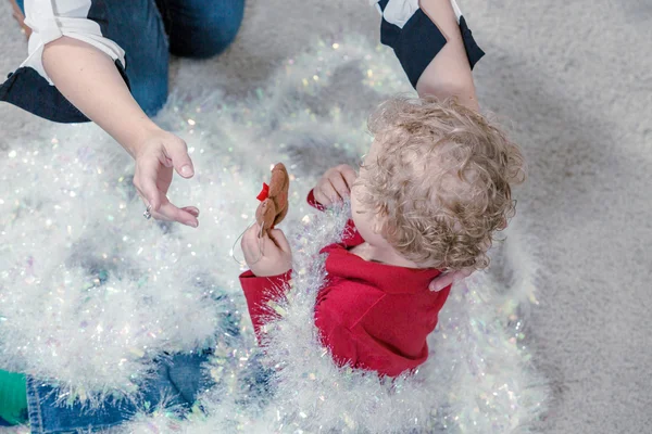 Menino decorando árvore de Natal — Fotografia de Stock