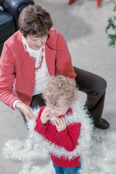 Abuela y nieto decorando el árbol de Navidad — Foto de Stock