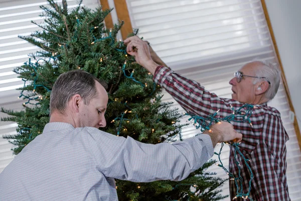 Abuelo decorando árbol de Navidad —  Fotos de Stock