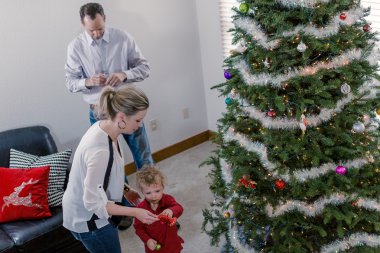 Aile ile Noel ağacı süsleme küçük oğlu