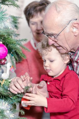 Dedesi ile Noel ağacı süsleme torunu