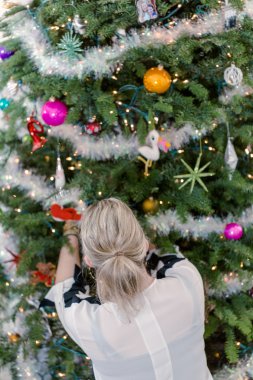 Noel ağacını süsleyen güzel kadın.