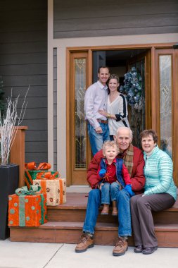 Aile aile fotoğrafı için poz.