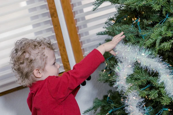 Kleiner Junge schmückt Weihnachtsbaum — Stockfoto