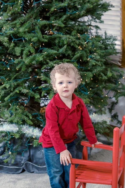 Kleiner Junge im Stuhl am Weihnachtsbaum — Stockfoto