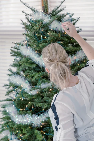 Beautiful woman decorating Christmas tree — Stock Photo, Image