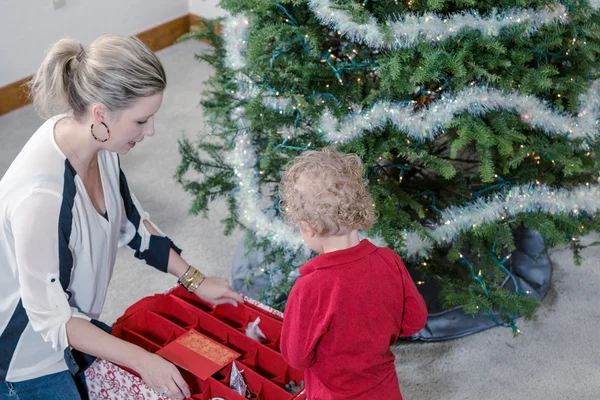 Mor og søn udsmykning juletræ - Stock-foto