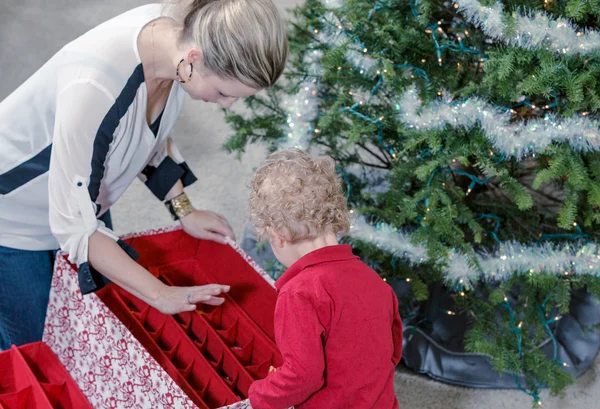 Matka i syn dekorowanie choinki — Zdjęcie stockowe