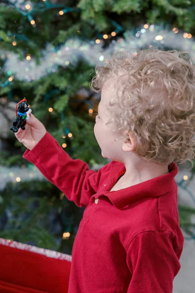 Little boy decorating Christmas tree — Stock Photo, Image