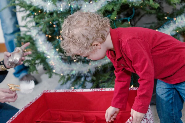 Liten pojke dekorera julgran — Stockfoto