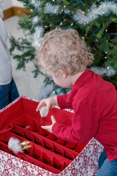 Kleiner Junge schmückt Weihnachtsbaum — Stockfoto