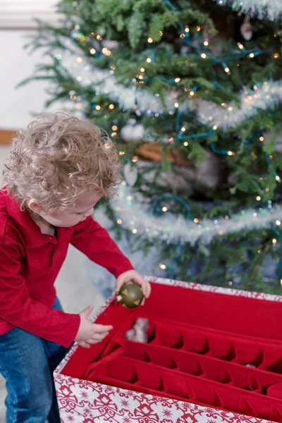 クリスマスツリーを飾る小さな男の子 — ストック写真