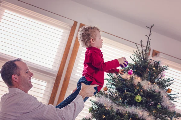 Father and son decorating Christmas tree — Stock Photo, Image