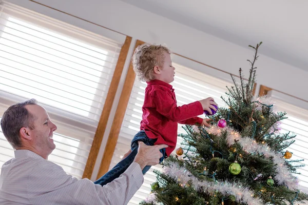Otec a syn zdobení vánoční stromeček — Stock fotografie