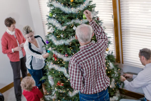 Οικογενειακή διακόσμηση χριστουγεννιάτικο δέντρο — Φωτογραφία Αρχείου