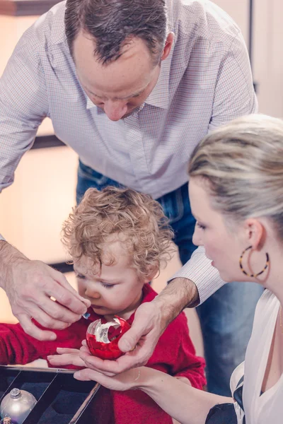 Familie mit kleinem Sohn schmückt Weihnachtsbaum — Stockfoto