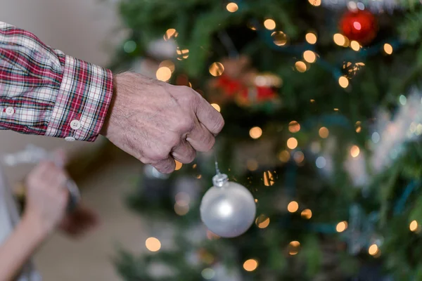 Abuelo decorando árbol de Navidad —  Fotos de Stock