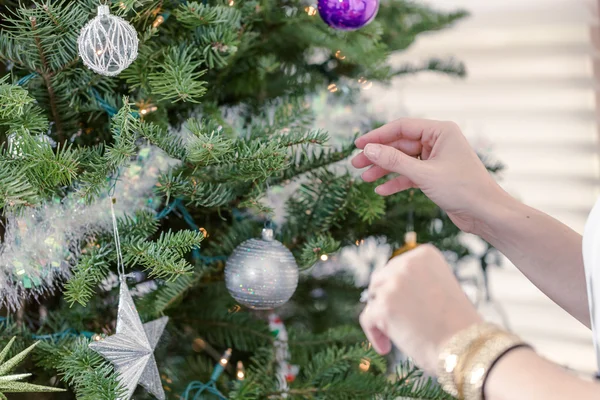 Beautiful woman decorating Christmas tree — Stock Photo, Image