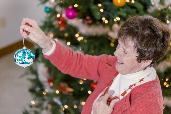 Nonna decorazione albero di Natale — Foto Stock