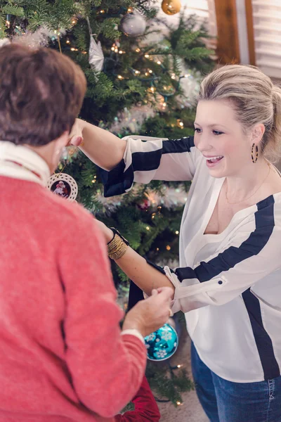 Family decorating Christmas tree — Stock Photo, Image