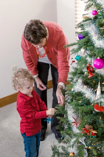 Grand-mère et petit-fils décorant l'arbre de Noël — Photo