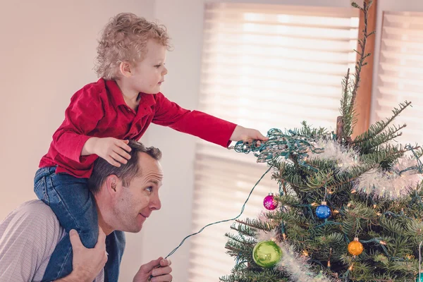 Padre e figlio decorazione albero di Natale — Foto Stock