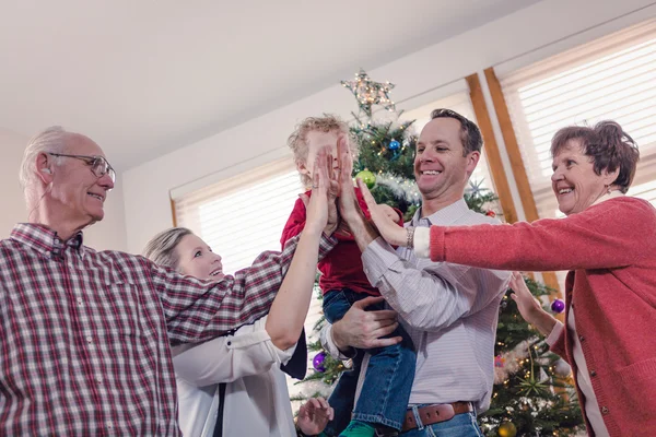 Familie schmückt Weihnachtsbaum — Stockfoto