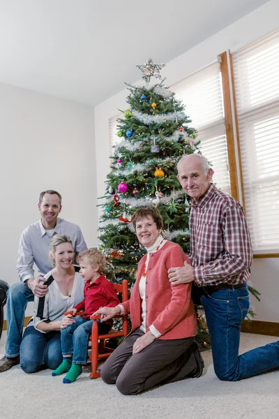 Familie schmückt Weihnachtsbaum — Stockfoto
