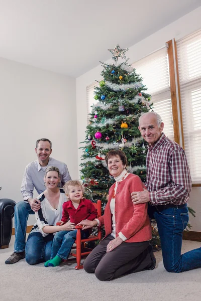 クリスマスツリーを飾る家族 — ストック写真