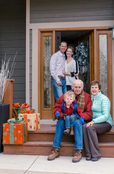 Familjen poserar för familj Foto. — Stockfoto
